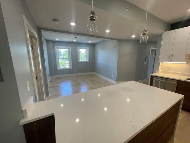 Building Photo - BROOKLINE 4BBED / 2BATH NO FEE