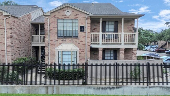 Building Photo - 2255 Braeswood Park Dr