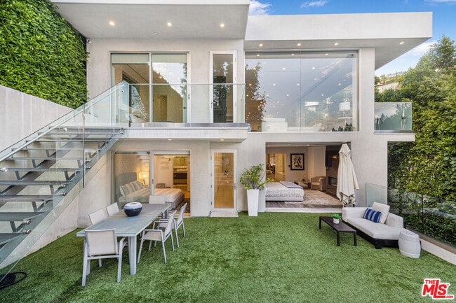 Foto del edificio - 1717 Sunset Plaza Dr