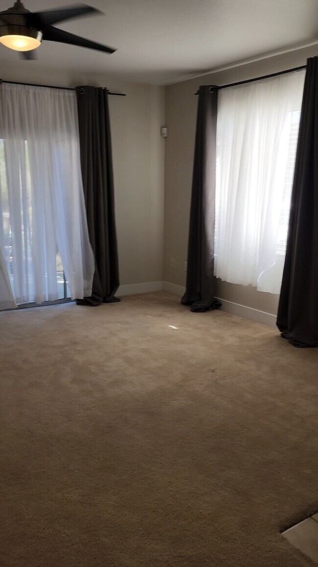 Foto del edificio - 720 Peachy Canyon Cir