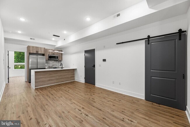 Foto del edificio - 3934 W Girard Ave