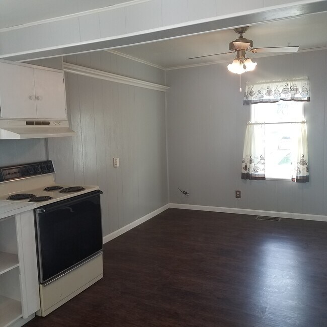 Kitchen looking at breakfast nook - 1201 E Walnut St