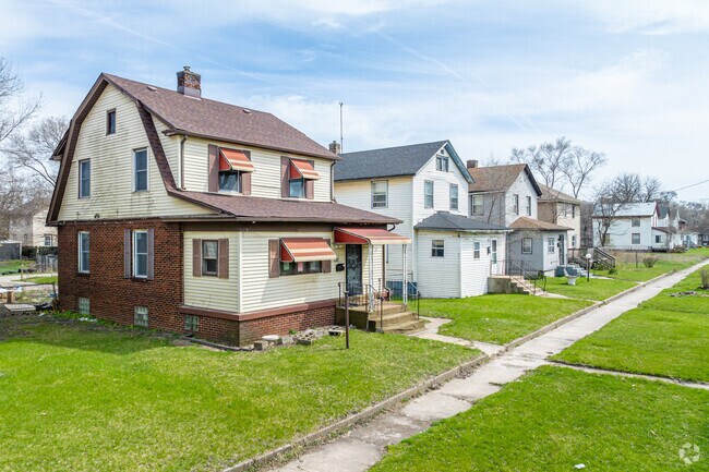 Two-story homes, comprised of mixed materials, are found within Downtown Gary.