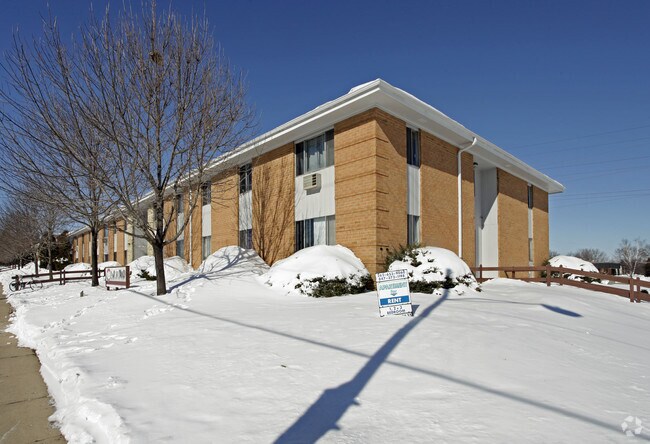 Building Photo - Courtyard Apartments