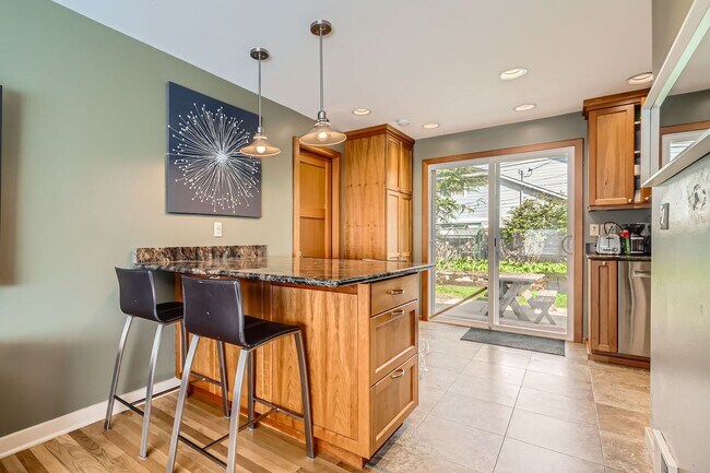 Foto del edificio - Charming Seattle Home in Seattle's Wedgwood Neighborhood - Furnished
