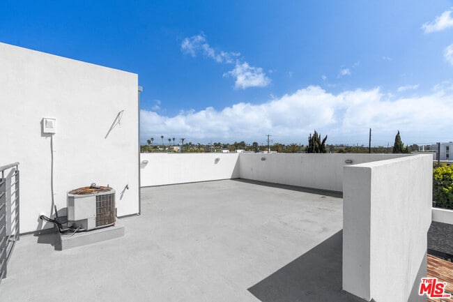 Foto del edificio - 660 Rose Ave