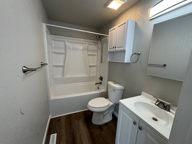 Building Photo - 3 bedroom, 2 bath, two car garage in Stead- pets welcome!