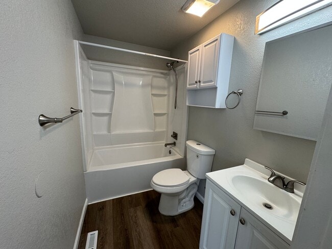 Foto del edificio - 3 bedroom, 2 bath, two car garage in Stead- pets welcome!