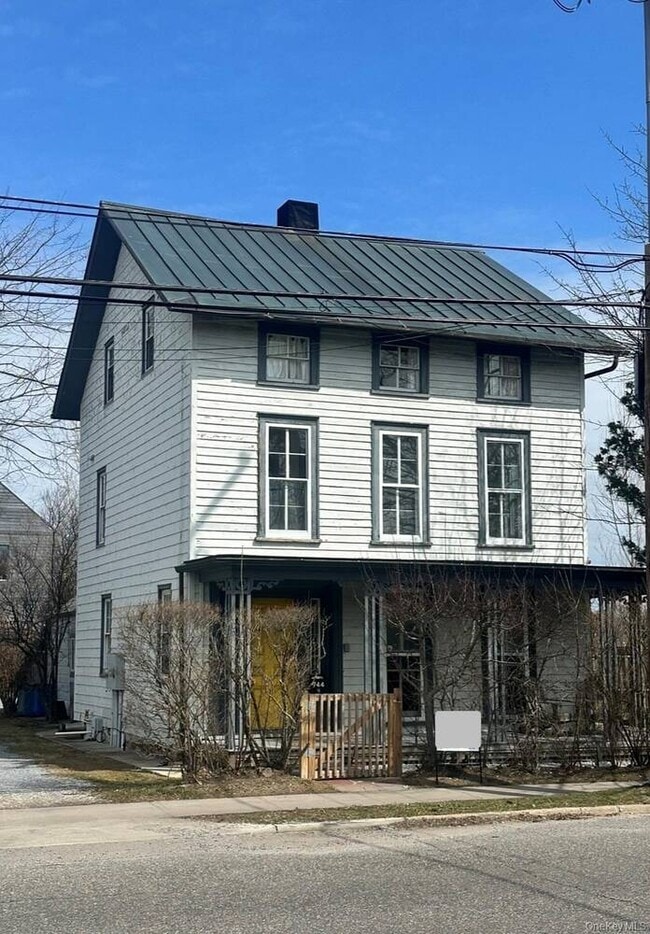 Building Photo - 744 Main St