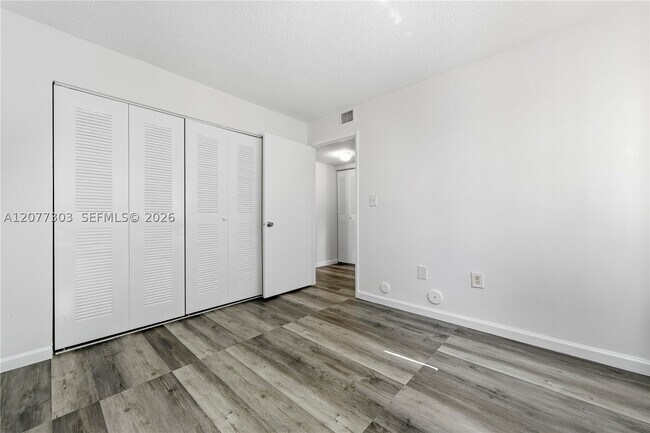 Building Photo - 9877 Nob Hill Ct