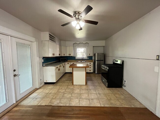 Building Photo - 6 to 9 Month Lease Available NOW: