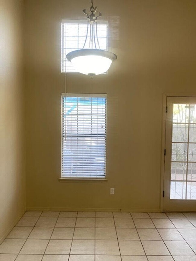 Building Photo - Cute townhome conveniently located in Nort...