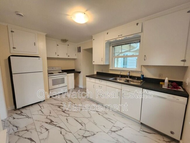 Foto del edificio - 7727 Jewel Lake Rd