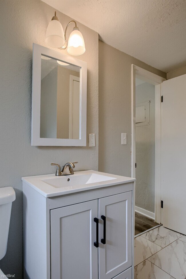 Building Photo - 1 br, 1 bath Triplex - 708 South Logan Ave...