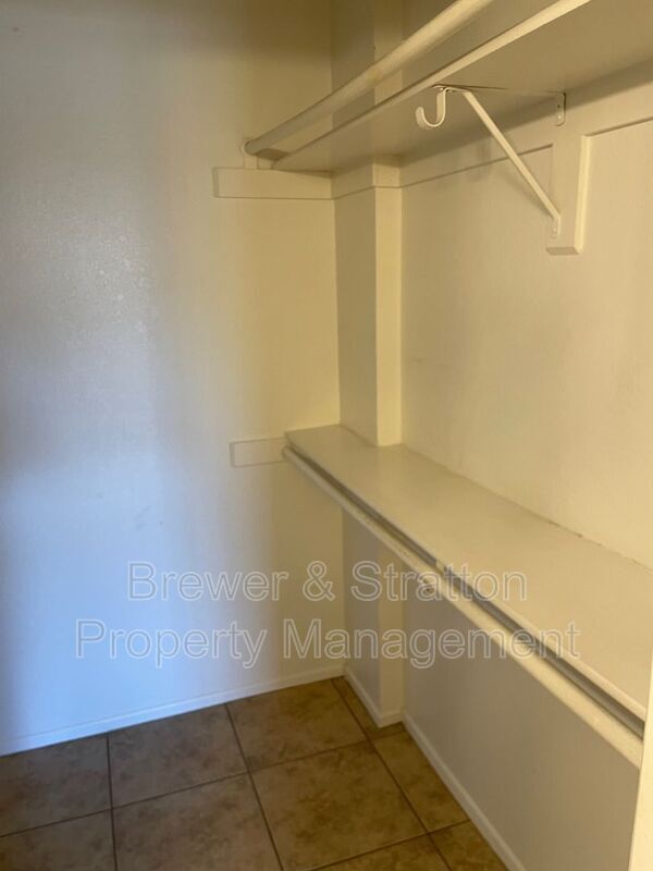 Foto del edificio - 3301 E Earll Dr