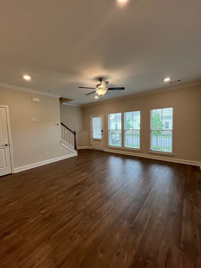 Building Photo - Beautiful 2-Bedroom Townhome with Modern C...