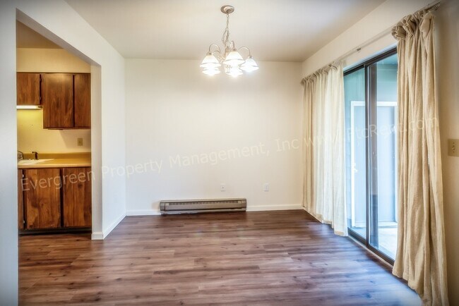 Building Photo - 904-906 Camelot Ct.