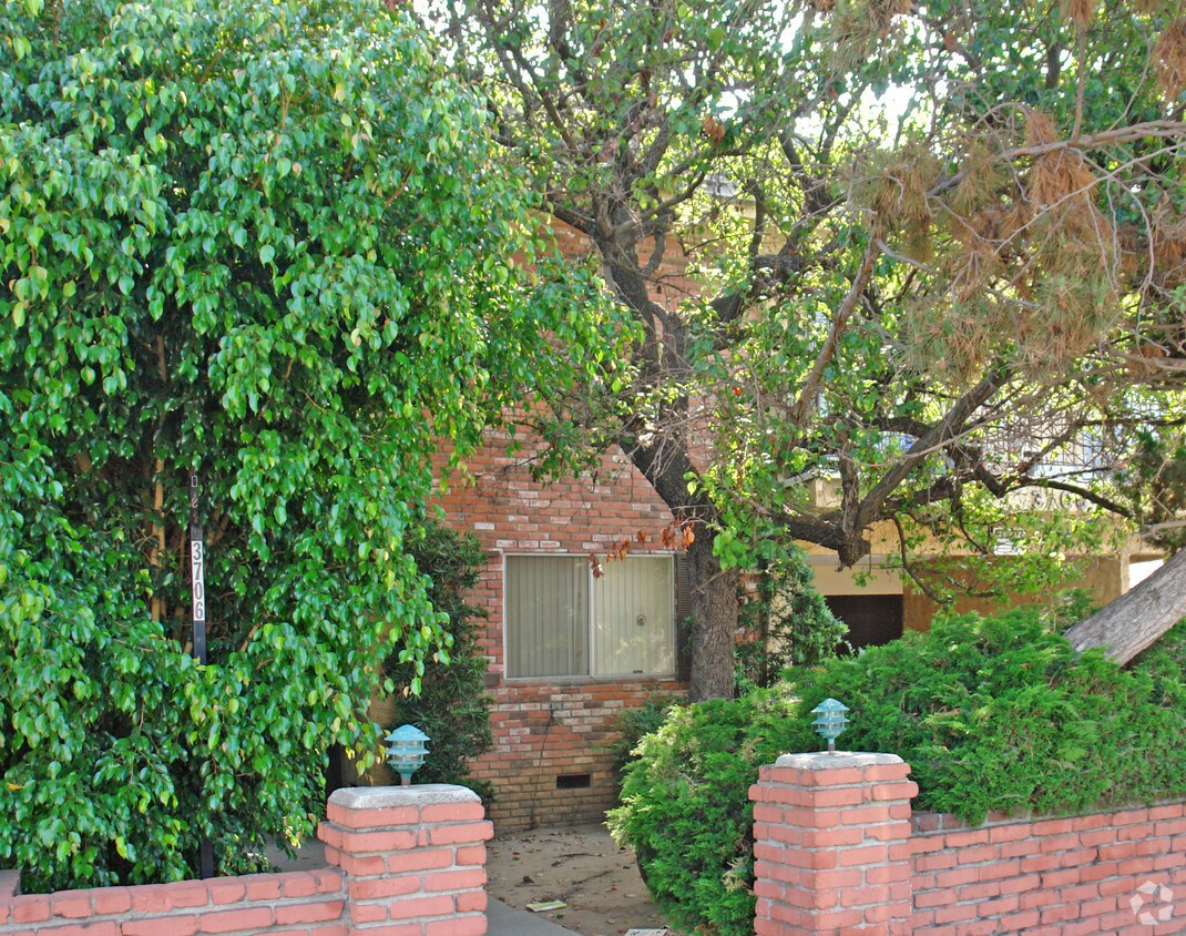 Building Photo - 3706 Mentone Ave