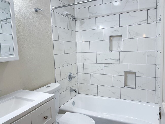 Foto del edificio - FOUR-PLEX SINGLE LEVEL APARTMENT - CLARKDALE