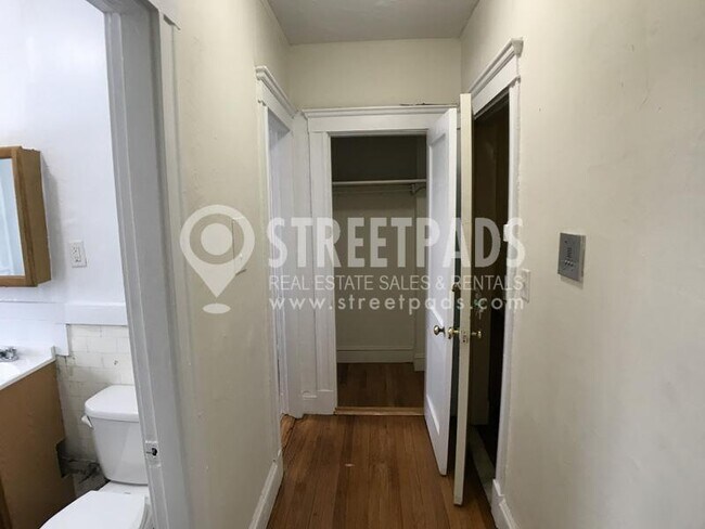 Building Photo - bedroom in Boston MA 02215