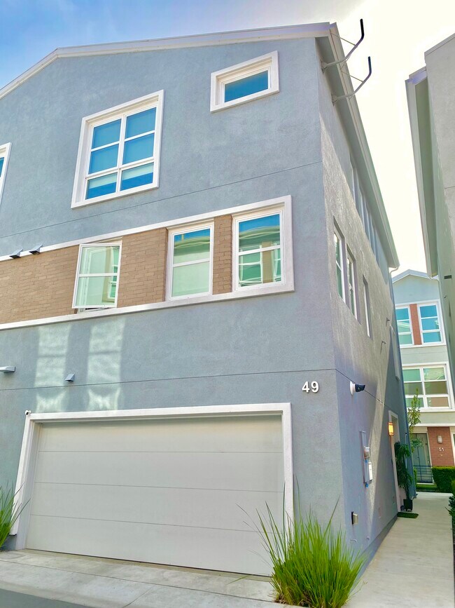 Building Photo - 2700 E Chaucer St