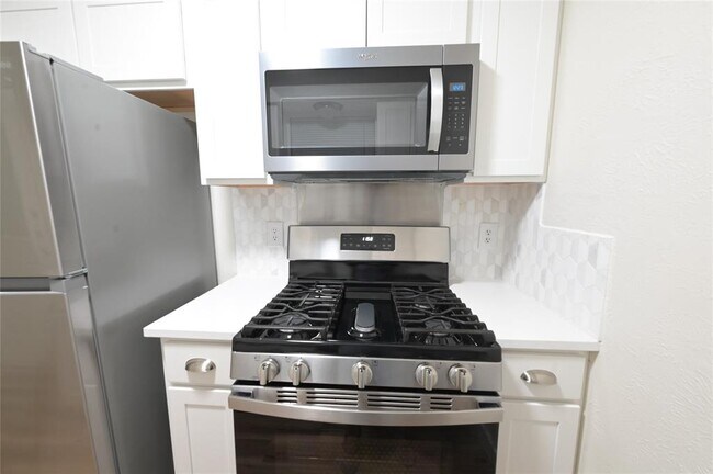 Foto del edificio - 1200 Matthews Ln