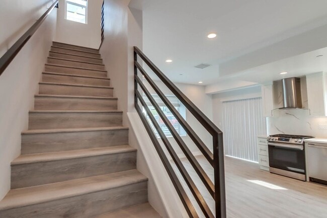 Building Photo - REZKO - E Street