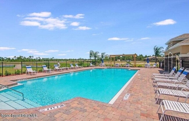 Foto del edificio - 519 Old Country SE Rd