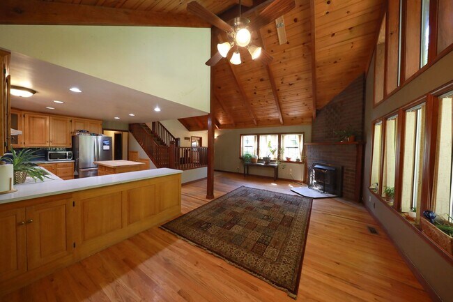 Foto del edificio - Spacious 3/2.5 Custom Home in Kneeland