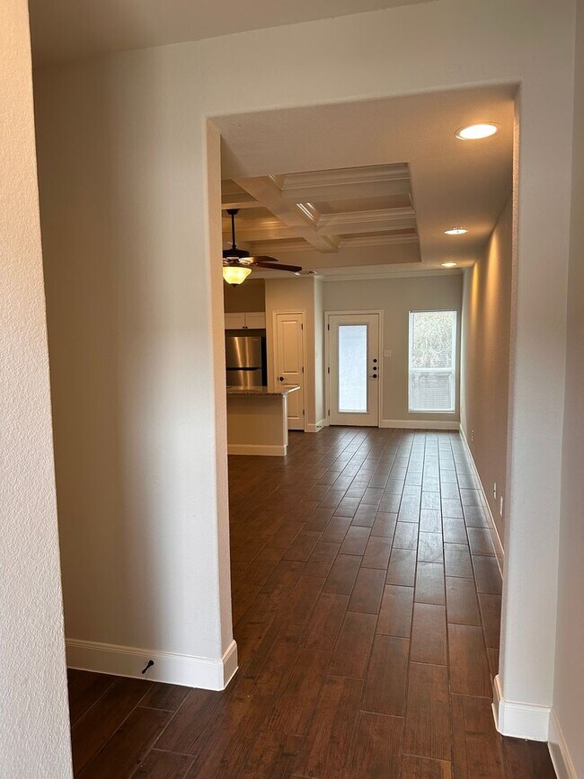 Building Photo - Beautiful Townhome Convenient to Randolph, New Braunfels, and more