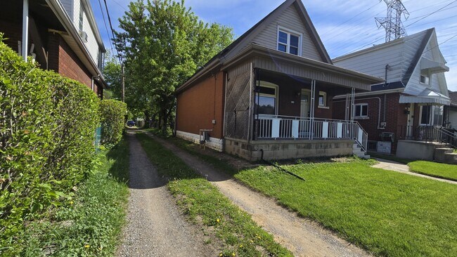 Photo du bâtiment - 965 Dunsmure Rd