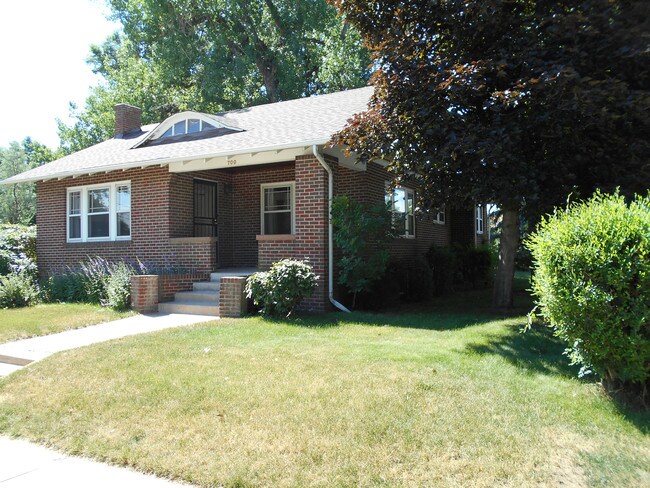 Frente exterior - 700 E Bates Ave
