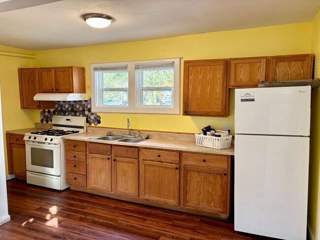 Foto del edificio - Check Out This 3-Bed/1.5-Bath House in Blu...
