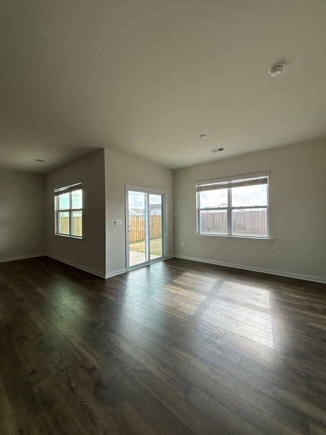 Building Photo - Beautiful 3/2 In Amenity Filled Neighborhood!