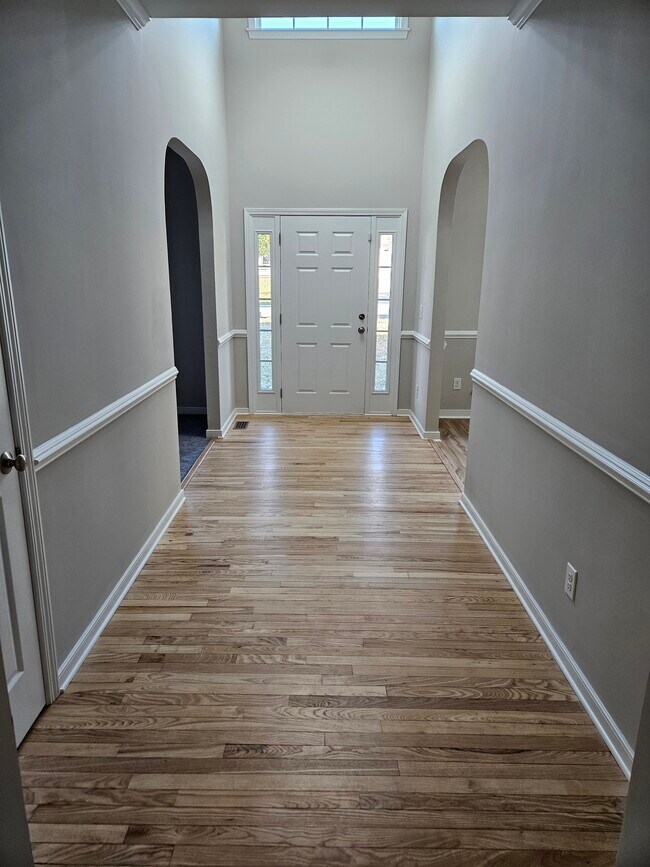 Vestíbulo con suelo de madera noble. - 919 Middle Ground Ave