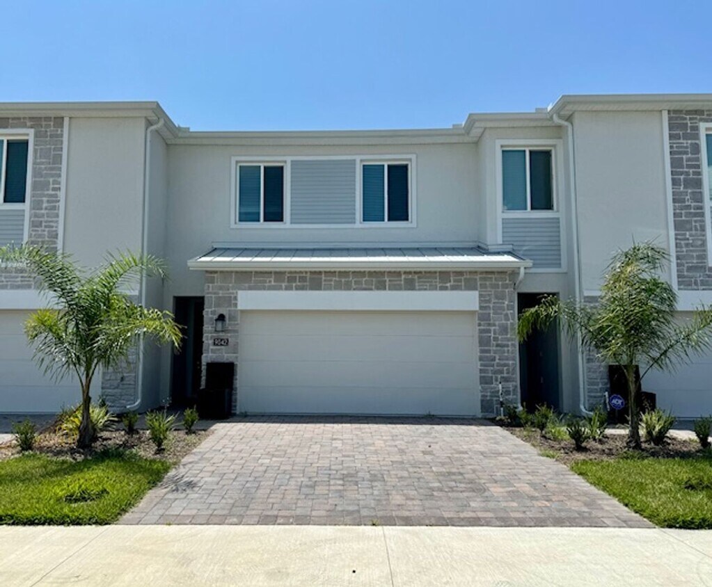 Foto principal - Champions Pointe 3 bed 2.5 bath Town home ...