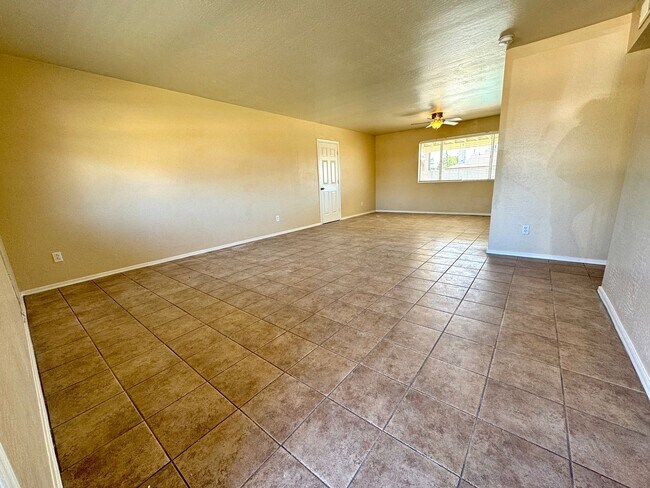 Building Photo - Spacious 4bdm 2Ba Tempe Home with New Kitchen and a Pool!
