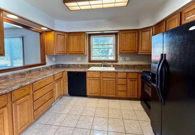 Building Photo - Awesome 2 Bed/1 Bath Duplex Unit! In-Unit ...