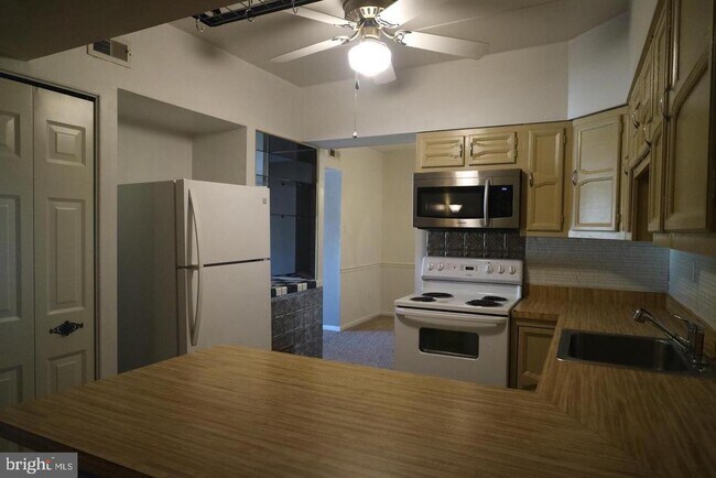 Building Photo - 90 Oakridge Dr