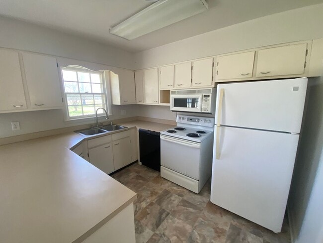 Foto del edificio - 3bed/2bath home on a HUGE FENCED LOT!!!!!!!!