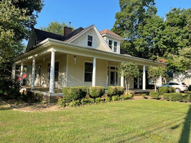 Building Photo - Charming 3 BD, 2.5 BA Home in Ideal Location!