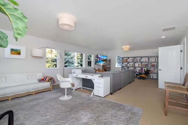 Building Photo - Winter Getaway, Cozy Mountain Modern Lodge