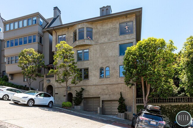 Foto del edificio - LUXURY HOME AVAILABLE RIGHT AT THE ENTRANC...