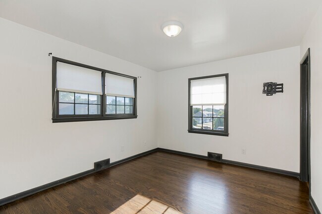 Building Photo - 7062 N Pennsylvania Ave