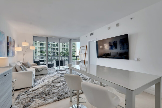 Building Photo - 1300 Brickell Bay Dr