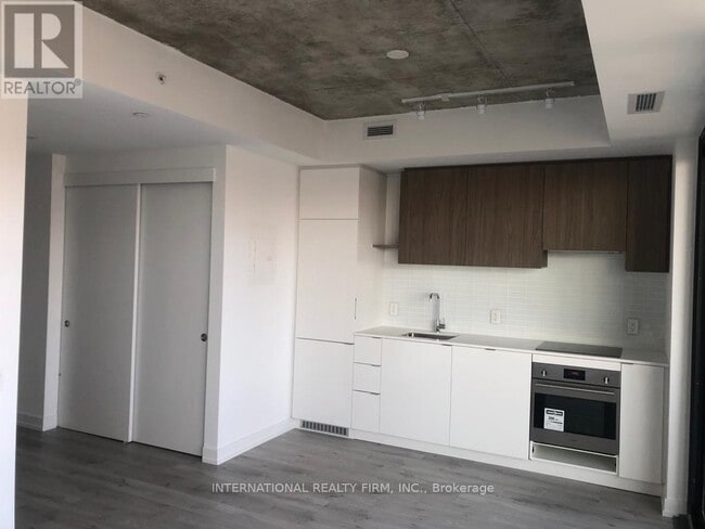 Building Photo - 161 Roehampton Ave