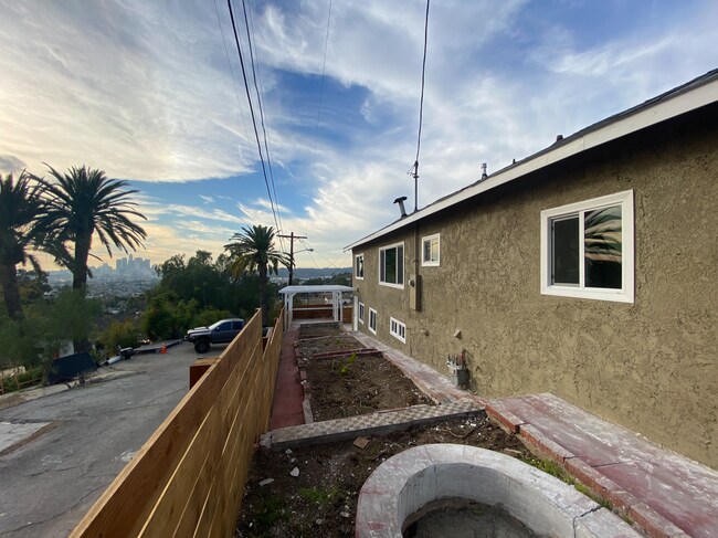 DOWNTOWN VIEWS! - 3851 Lincoln High Plz