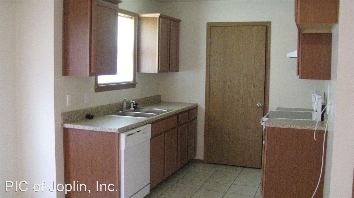 Building Photo - 3 br, 2 bath House - 807 Remington Circle