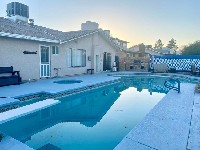 Building Photo - CHARMING SINGLE STROY 3BD/2BA W/ POOL AND ...