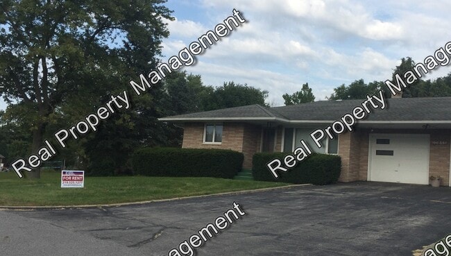 Building Photo - Two Bedroom Duplex
